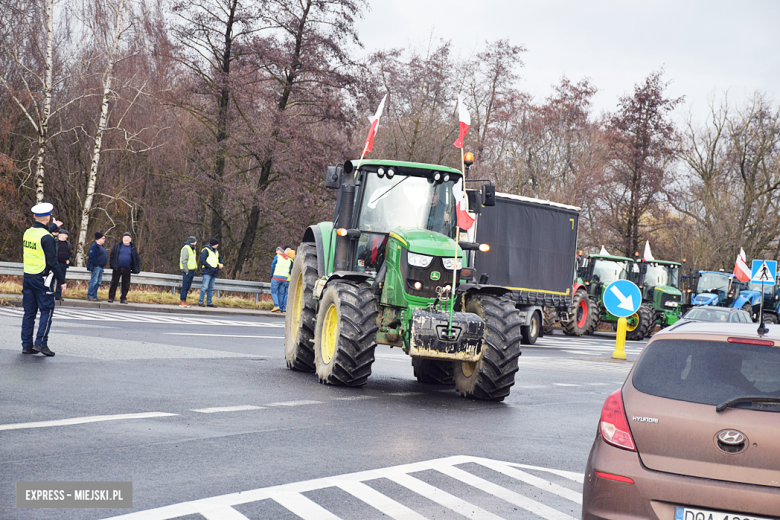 Protest rolników na skrzyżowaniu krajowej z ul. Legnicką. Są utrudnienia w ruchu