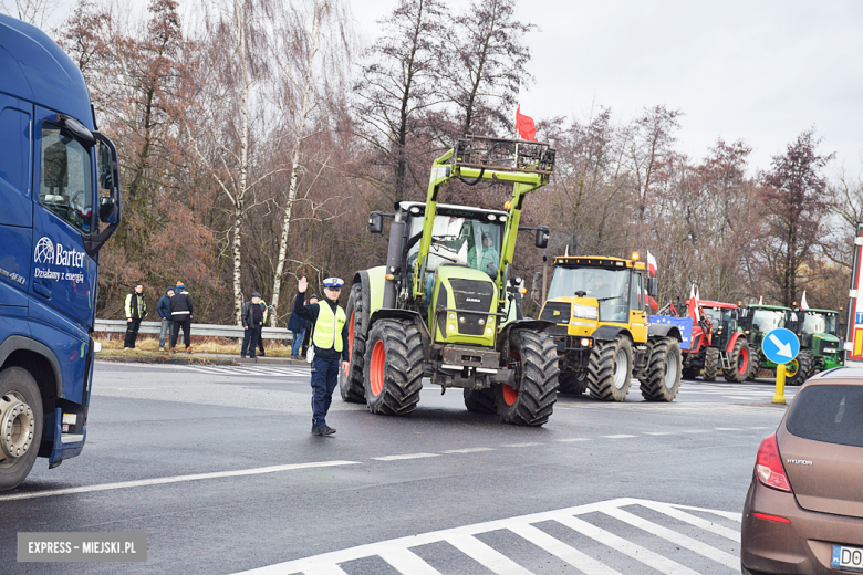 Protest rolników na skrzyżowaniu krajowej z ul. Legnicką. Są utrudnienia w ruchu