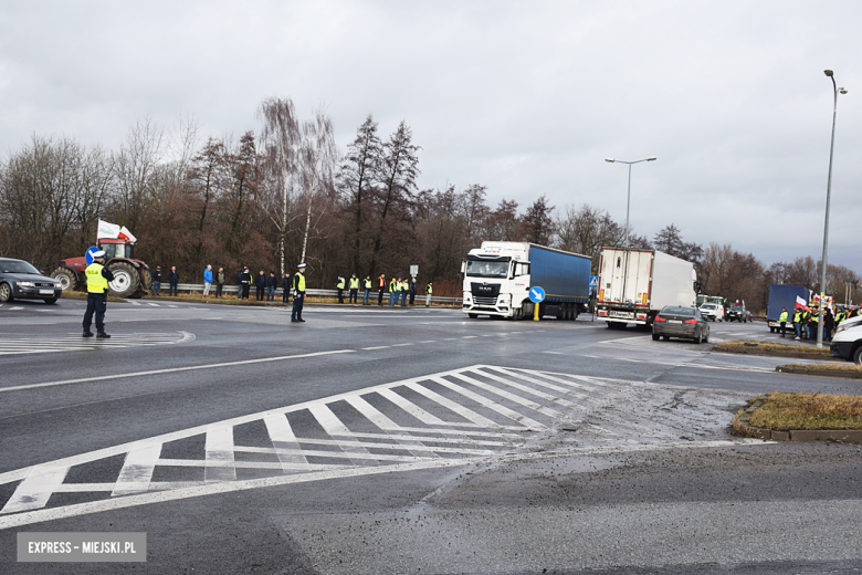 Protest rolników na skrzyżowaniu krajowej z ul. Legnicką. Są utrudnienia w ruchu