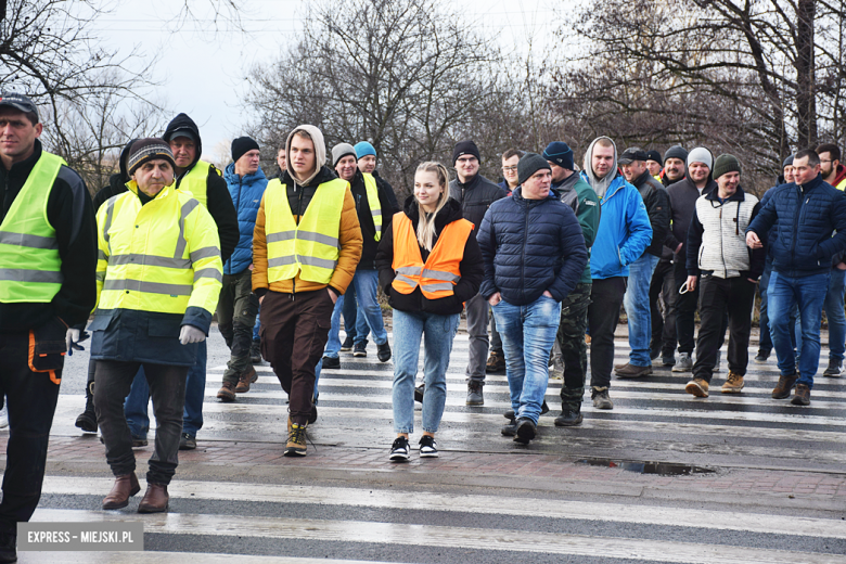 Protest rolników na skrzyżowaniu krajowej z ul. Legnicką. Są utrudnienia w ruchu