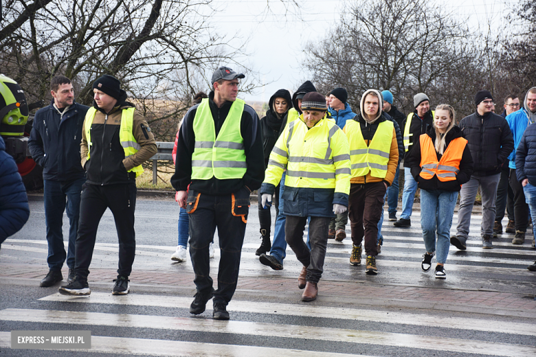 Protest rolników na skrzyżowaniu krajowej z ul. Legnicką. Są utrudnienia w ruchu