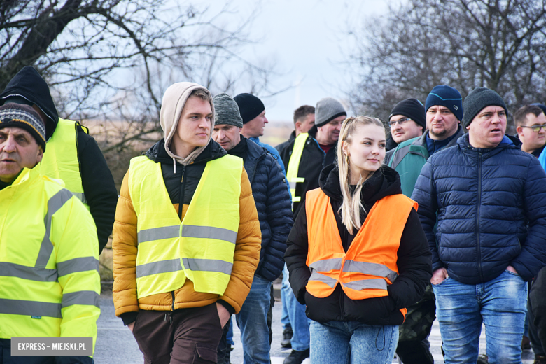 Protest rolników na skrzyżowaniu krajowej z ul. Legnicką. Są utrudnienia w ruchu