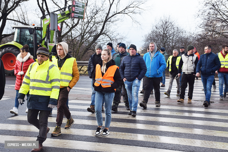 Protest rolników na skrzyżowaniu krajowej z ul. Legnicką. Są utrudnienia w ruchu