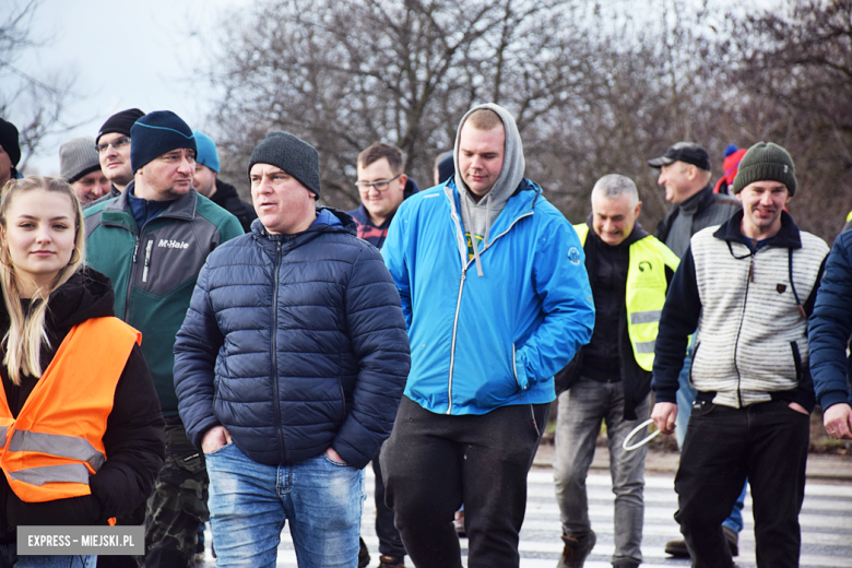 Protest rolników na skrzyżowaniu krajowej z ul. Legnicką. Są utrudnienia w ruchu