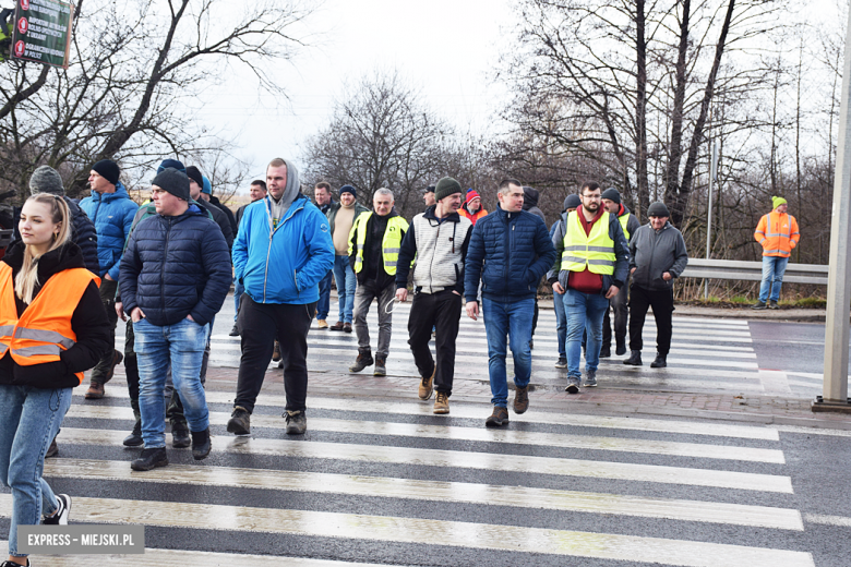 Protest rolników na skrzyżowaniu krajowej z ul. Legnicką. Są utrudnienia w ruchu