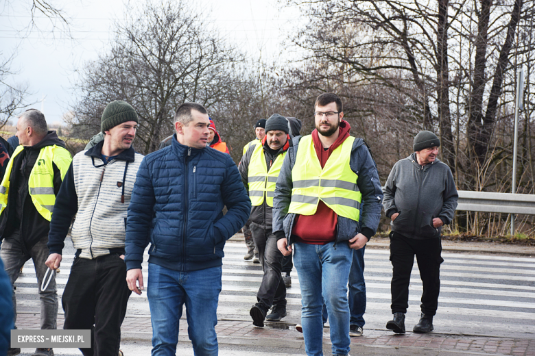 Protest rolników na skrzyżowaniu krajowej z ul. Legnicką. Są utrudnienia w ruchu