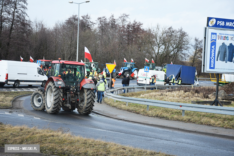 Protest rolników na skrzyżowaniu krajowej z ul. Legnicką. Są utrudnienia w ruchu