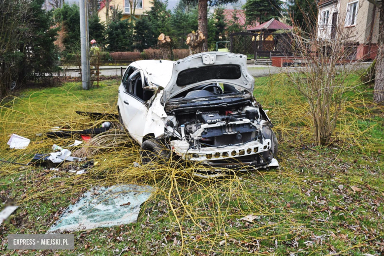 Uderzył w stojące na posesji auto, dachował i zatrzymał się w sąsiednim ogrodzie