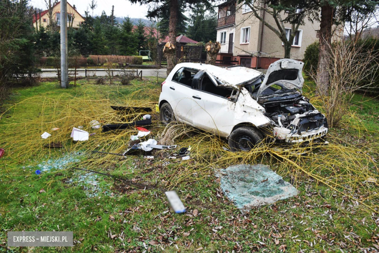 Uderzył w stojące na posesji auto, dachował i zatrzymał się w sąsiednim ogrodzie