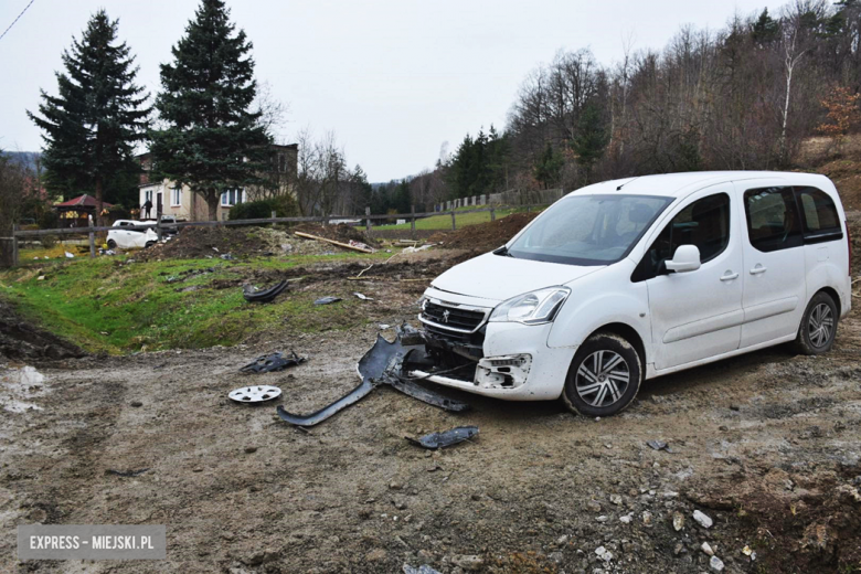 Uderzył w stojące na posesji auto, dachował i zatrzymał się w sąsiednim ogrodzie