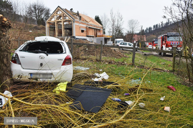 Uderzył w stojące na posesji auto, dachował i zatrzymał się w sąsiednim ogrodzie