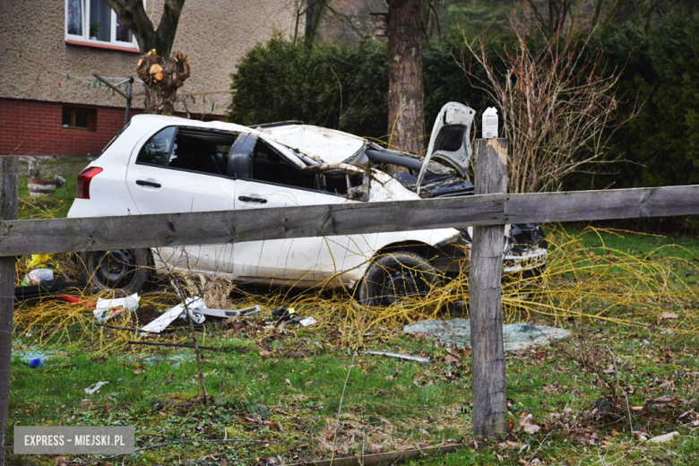 Uderzył w stojące na posesji auto, dachował i zatrzymał się w sąsiednim ogrodzie