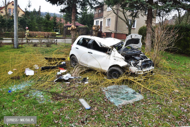 Uderzył w stojące na posesji auto, dachował i zatrzymał się w sąsiednim ogrodzie