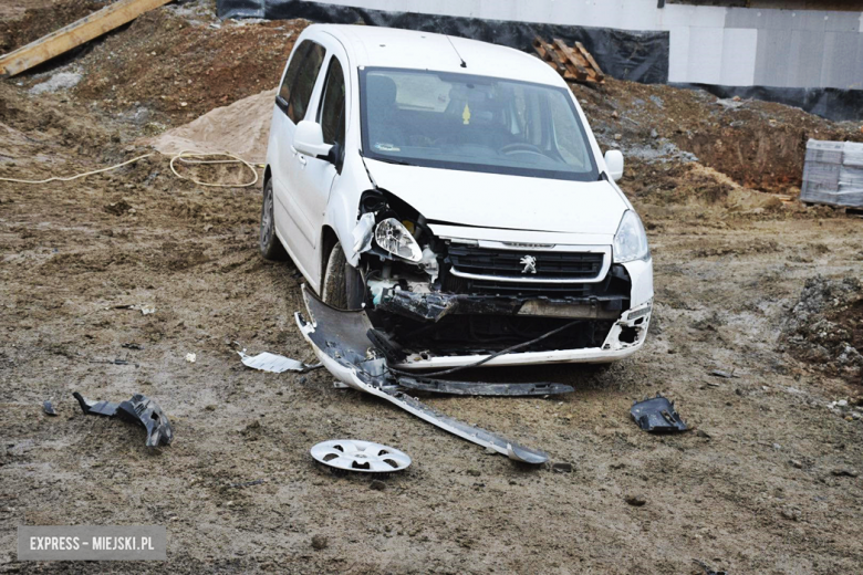 Uderzył w stojące na posesji auto, dachował i zatrzymał się w sąsiednim ogrodzie