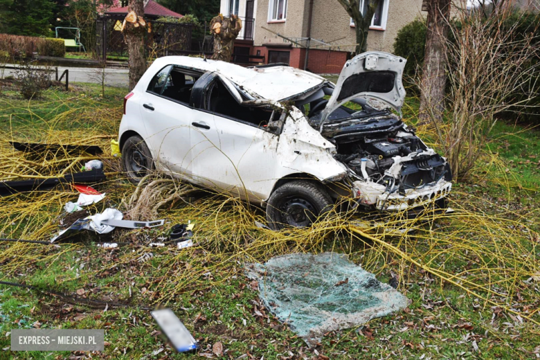 Uderzył w stojące na posesji auto, dachował i zatrzymał się w sąsiednim ogrodzie