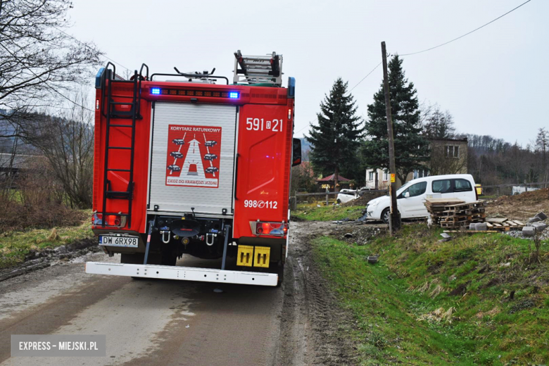 Uderzył w stojące na posesji auto, dachował i zatrzymał się w sąsiednim ogrodzie