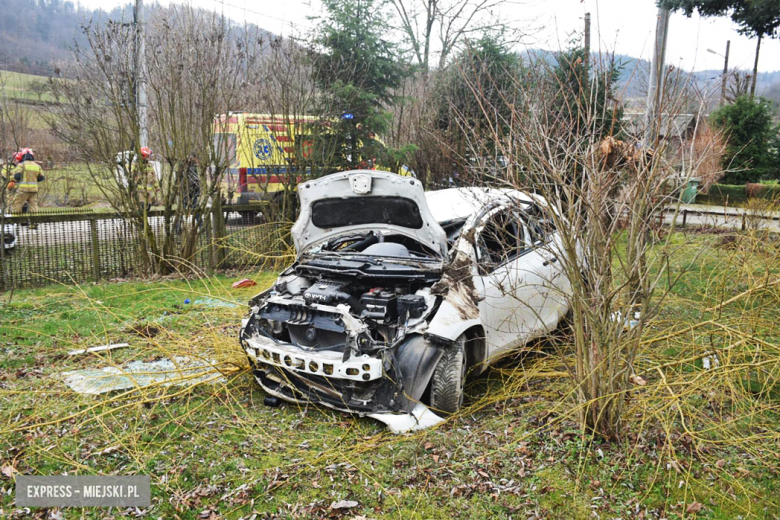 Uderzył w stojące na posesji auto, dachował i zatrzymał się w sąsiednim ogrodzie