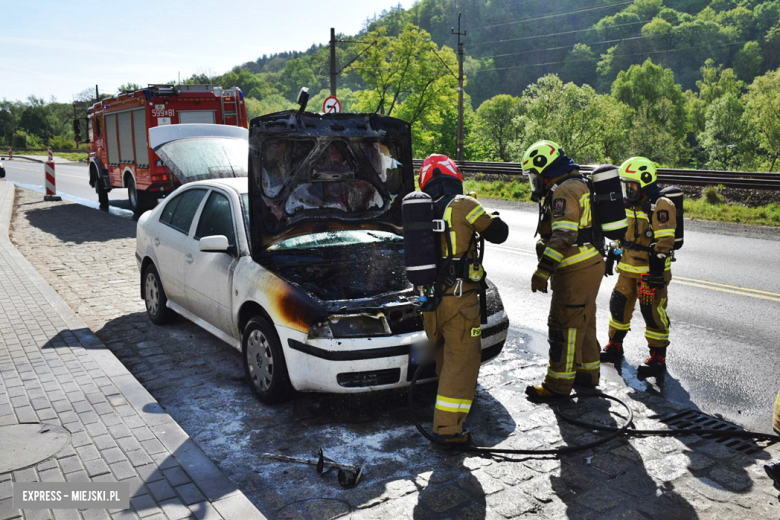 Pożar auta na krajowej ósemce w Bardzie