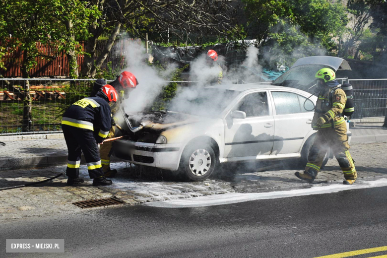 Pożar auta na krajowej ósemce w Bardzie