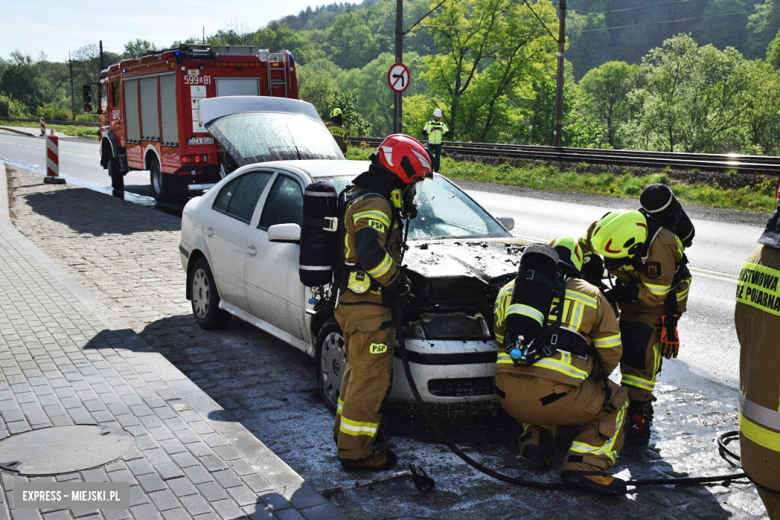 Pożar auta na krajowej ósemce w Bardzie