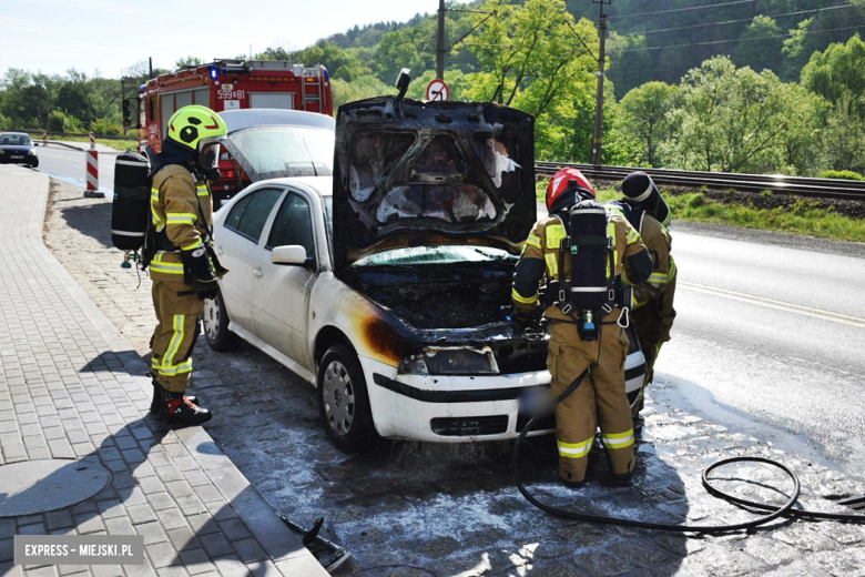 Pożar auta na krajowej ósemce w Bardzie