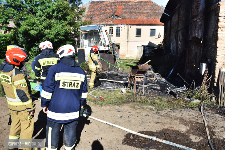 Pożar stodoły w Grodziszczu. Na miejscu interweniuje kilkanaście zastępów straży pożarnej