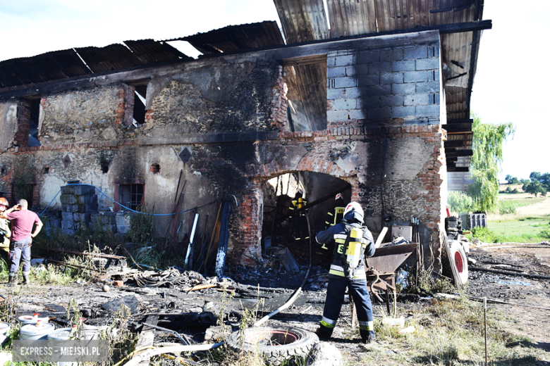 Pożar stodoły w Grodziszczu. Na miejscu interweniuje kilkanaście zastępów straży pożarnej