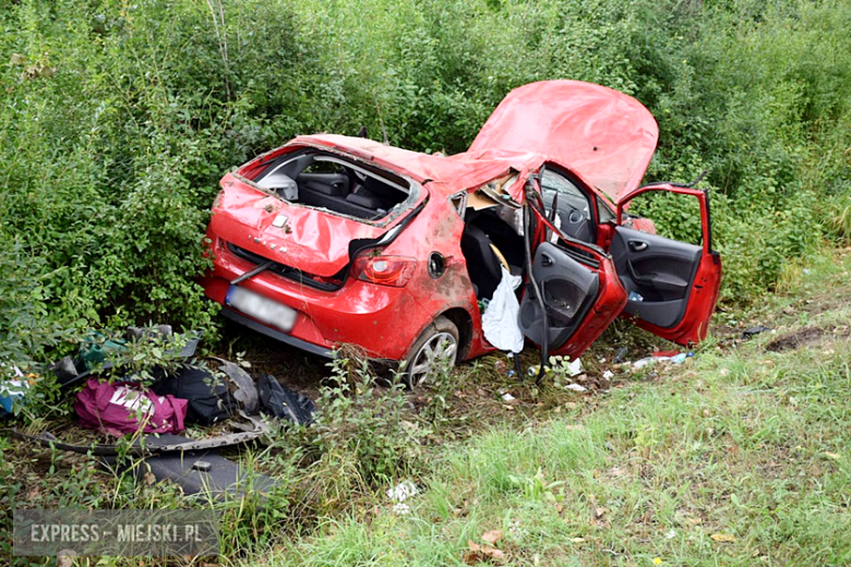 Seat w rowie między Kamieńcem Ząbkowickim a Strąkową. Droga zablokowana