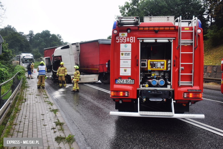 Samochód ciężarowy uderzył w barierki na krajowej ósemce w Bardzie. Droga zablokowana