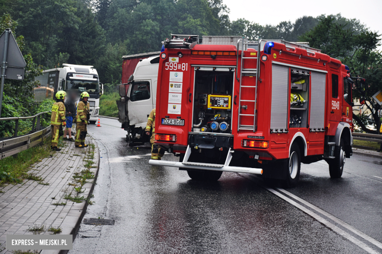 Samochód ciężarowy uderzył w barierki na krajowej ósemce w Bardzie. Droga zablokowana