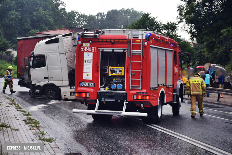 Samochód ciężarowy uderzył w barierki na krajowej ósemce w Bardzie. Droga zablokowana