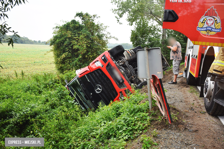 Samochód ciężarowy w rowie przed Kamieńcem Ząbkowickim [foto]