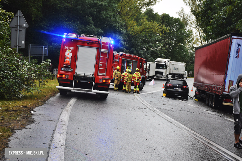 Zderzenie dwóch osobówek i samochodu ciężarowego na krajowej ósemce w Dębowinie