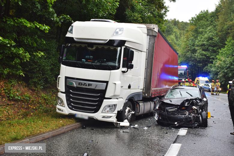 Zderzenie dwóch osobówek i samochodu ciężarowego na krajowej ósemce w Dębowinie