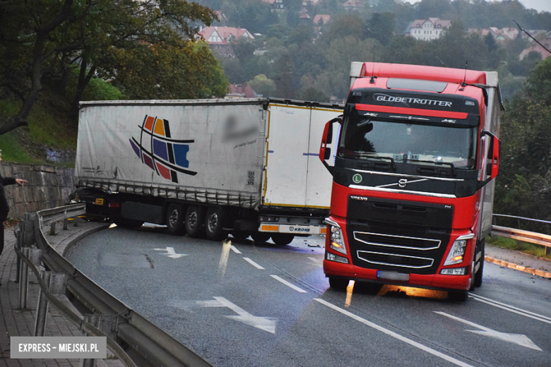 Kolizja samochodu ciężarowego na krajowej ósemce w Bardzie. Droga całkowicie zablokowana