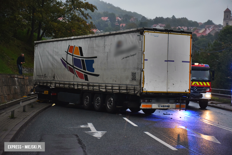 Kolizja samochodu ciężarowego na krajowej ósemce w Bardzie. Droga całkowicie zablokowana