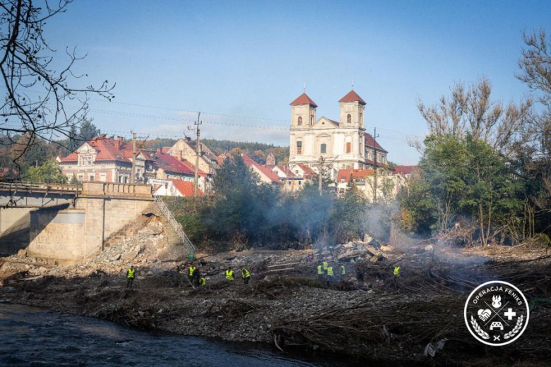 Terytorialsi sprzatają brzegi Nysy Kłodzkiej w Bardzie