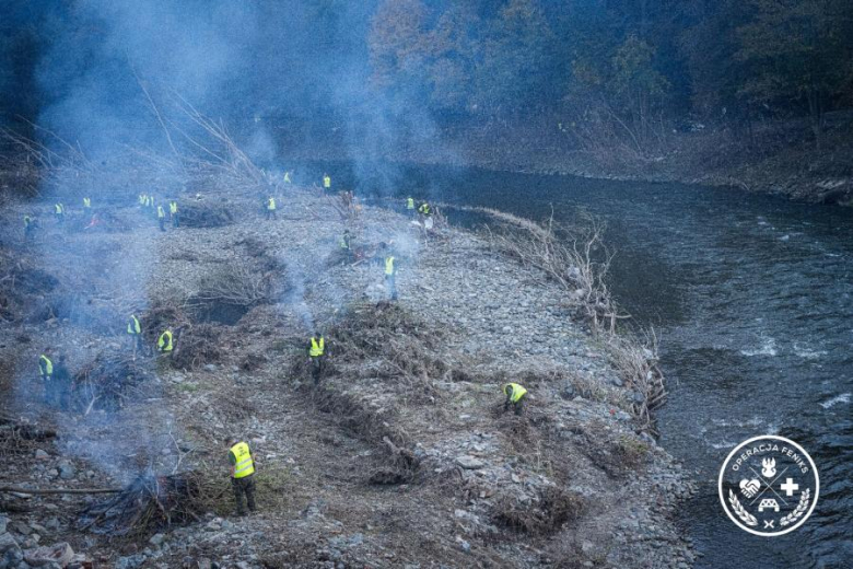 Terytorialsi sprzatają brzegi Nysy Kłodzkiej w Bardzie