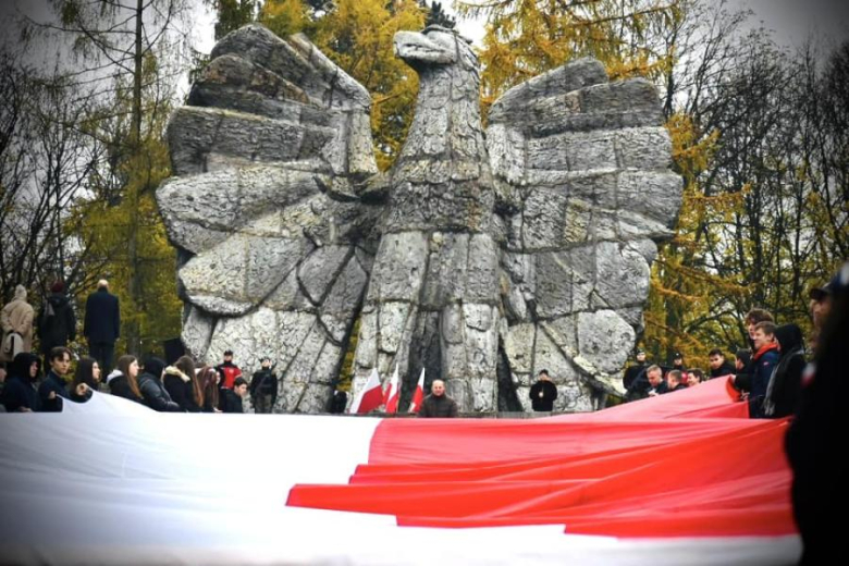 Apel niepodległościowy pod Pomnikiem Orła Piastowskiego w Ziębicach