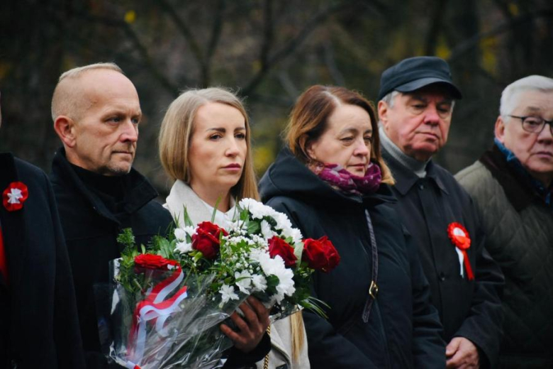 Apel niepodległościowy pod Pomnikiem Orła Piastowskiego w Ziębicach