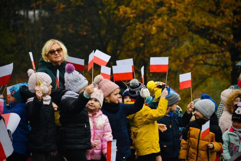 Apel niepodległościowy pod Pomnikiem Orła Piastowskiego w Ziębicach