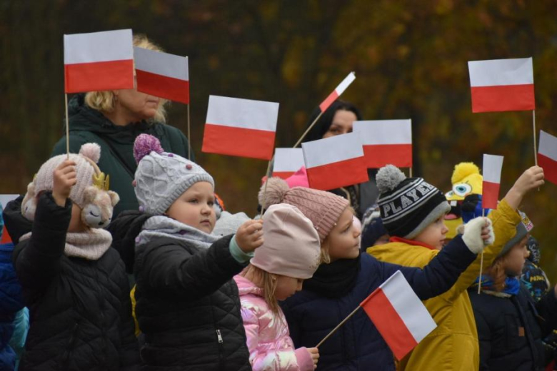 Apel niepodległościowy pod Pomnikiem Orła Piastowskiego w Ziębicach