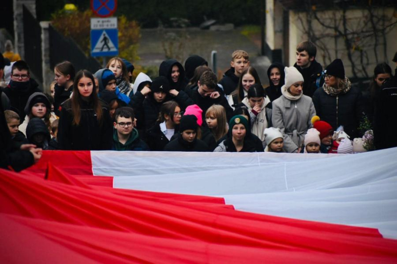 Apel niepodległościowy pod Pomnikiem Orła Piastowskiego w Ziębicach