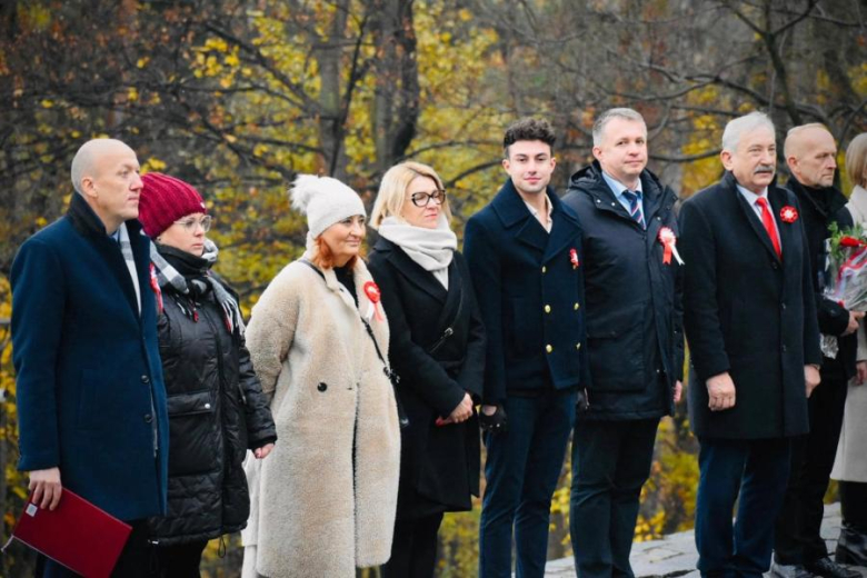 Apel niepodległościowy pod Pomnikiem Orła Piastowskiego w Ziębicach