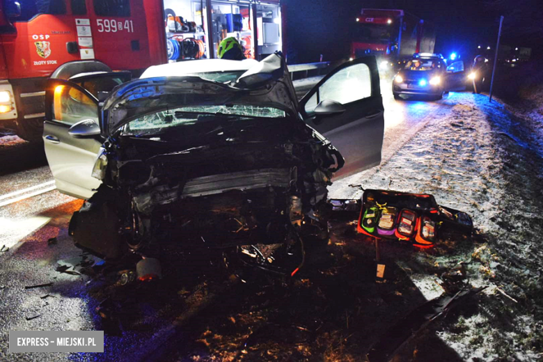 Czołowe zderzenie dwóch aut na krajowej 46. Jedna osoba w szpitalu