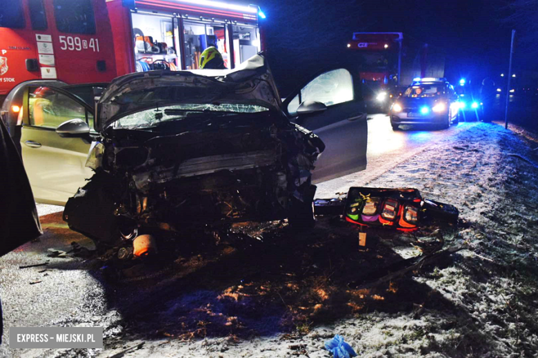 Czołowe zderzenie dwóch aut na krajowej 46. Jedna osoba w szpitalu