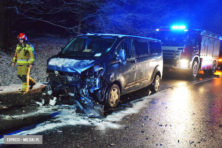 Czołowe zderzenie dwóch aut na krajowej 46. Jedna osoba w szpitalu