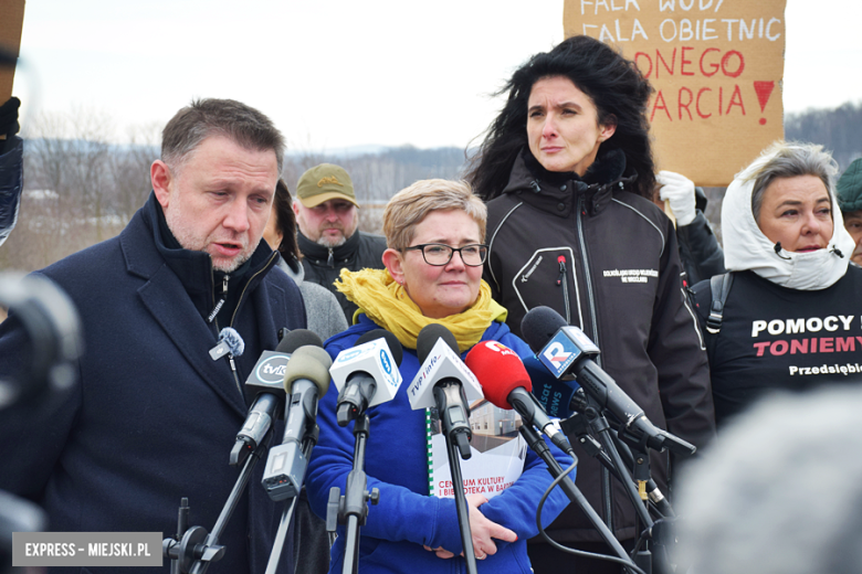 Konferencja ministra ds. odbudowy po powodzi Marcina Kierwińskiego w Bardzie