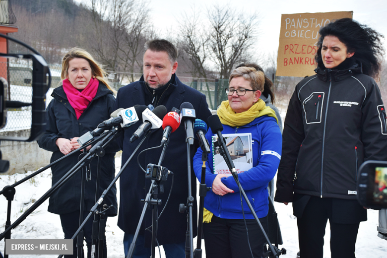 Konferencja ministra ds. odbudowy po powodzi Marcina Kierwińskiego w Bardzie