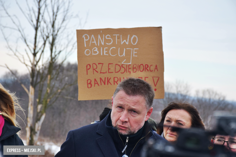 Konferencja ministra ds. odbudowy po powodzi Marcina Kierwińskiego w Bardzie